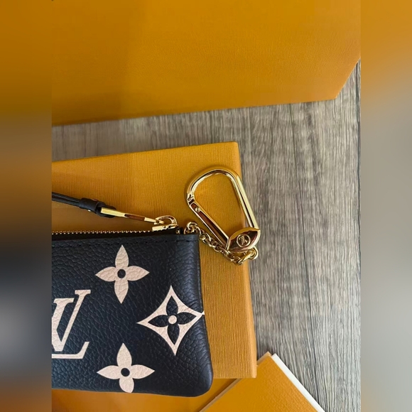 Louis Vuitton Key Pouch - Picture 3 of 11